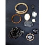 A 19TH CENTURY MOURNING BROOCH (A/F), A CAMEO BROOCH