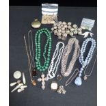 A COLLECTION OF MIXED JEWELLERY