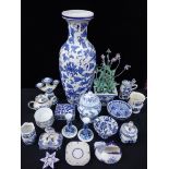 A COLLECTION OF DECORATIVE BLUE AND WHITE CERAMICS