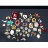 A VARIED COLLECTION OF BROOCHES