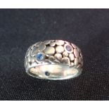 A SILVER AND BLUE STONE PANDORA RING