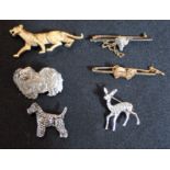 A 9CT GOLD PEKINESE DOG BAR BROOCH