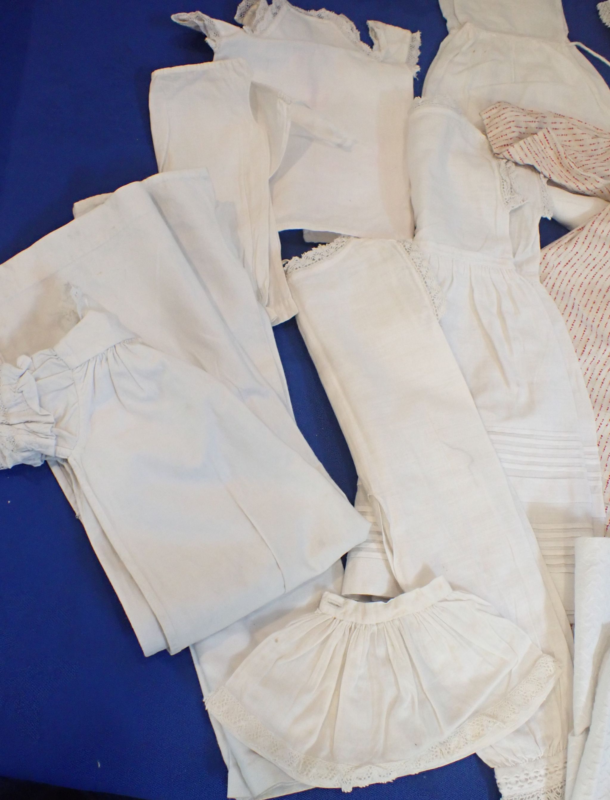 A QUANTITY OF 19TH CENTURY DOLLS CLOTHES - Image 4 of 5