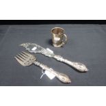 A PAIR OF VICTORIAN SILVER FISH SERVERS, SHEFFIELD 1861