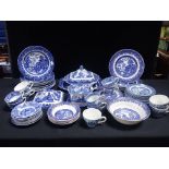 A COLLECTION OF BLUE AND WHITE DINNER WARE