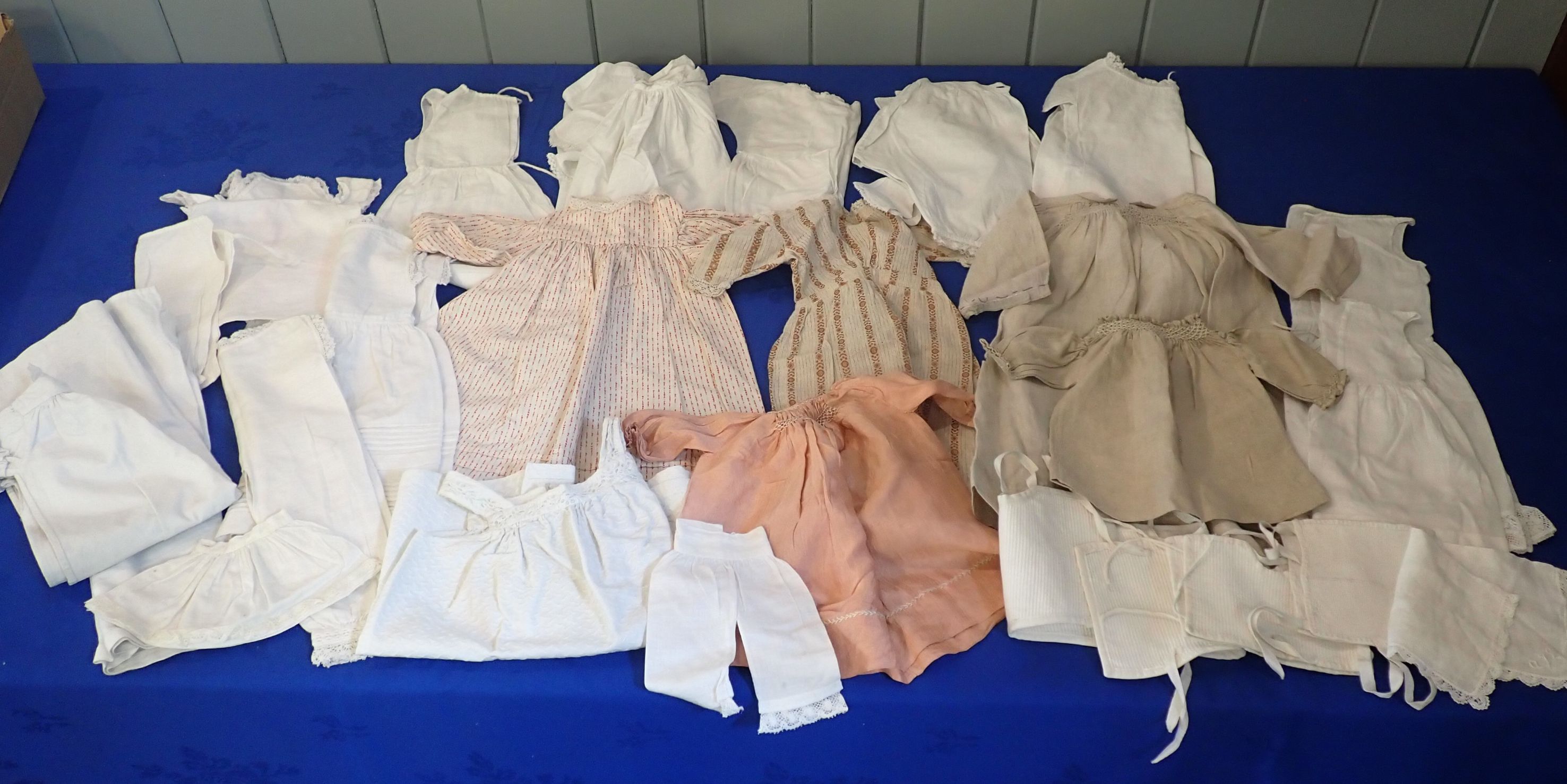 A QUANTITY OF 19TH CENTURY DOLLS CLOTHES