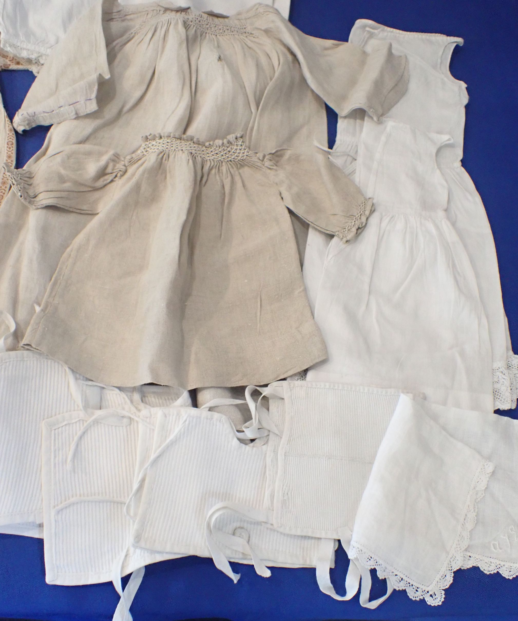 A QUANTITY OF 19TH CENTURY DOLLS CLOTHES - Image 2 of 5