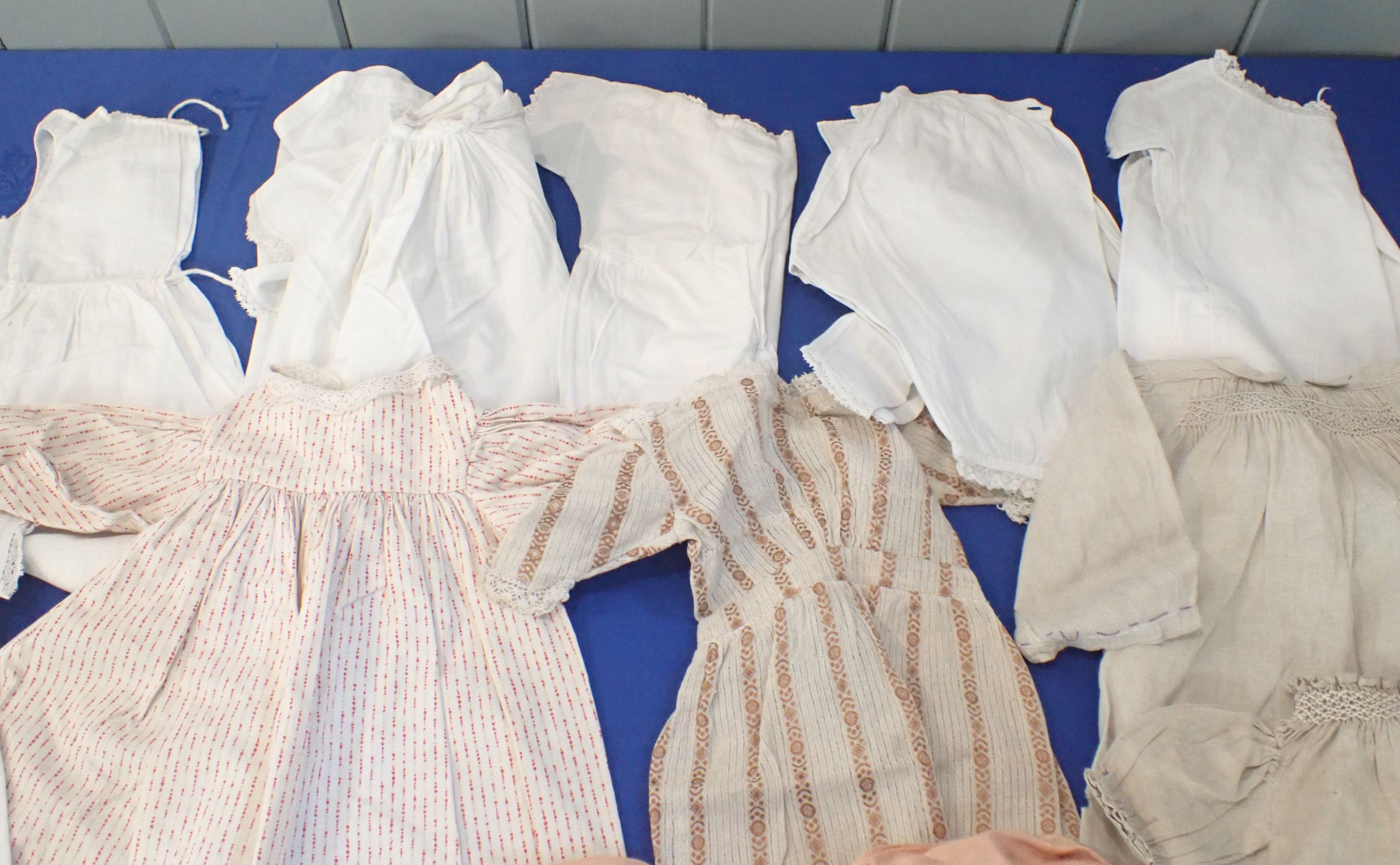 A QUANTITY OF 19TH CENTURY DOLLS CLOTHES - Image 5 of 5