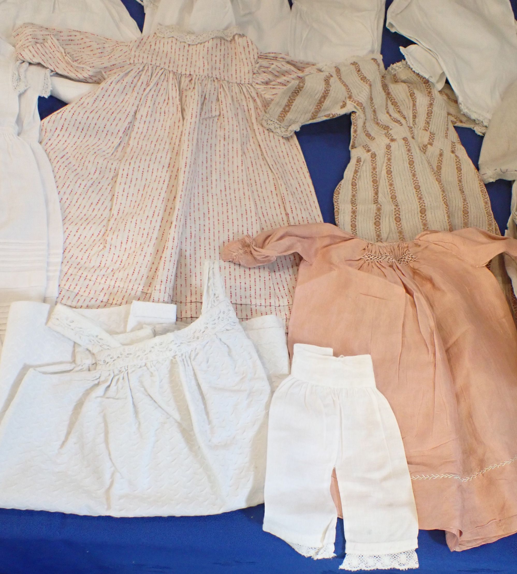 A QUANTITY OF 19TH CENTURY DOLLS CLOTHES - Image 3 of 5