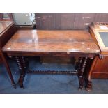 AN EARLY VICTORIAN ROSEWOOD TABLE