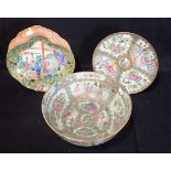 A CHINESE PORCELAIN FAMILLE ROSE PLATE