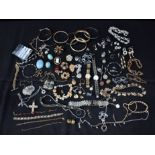 A COLLECTION OF COSTUME JEWELLERY