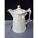 A LARGE 19TH CENTURY PEWTER LIDDED JUG