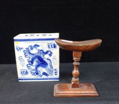 A CHINESE PORCELAIN STAND