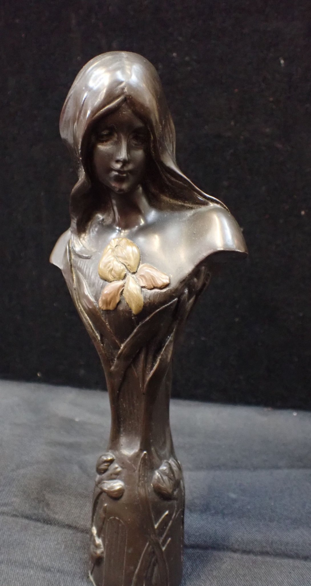 AN ART NOUVEAU STYLE BRONZE BUST - Image 2 of 3