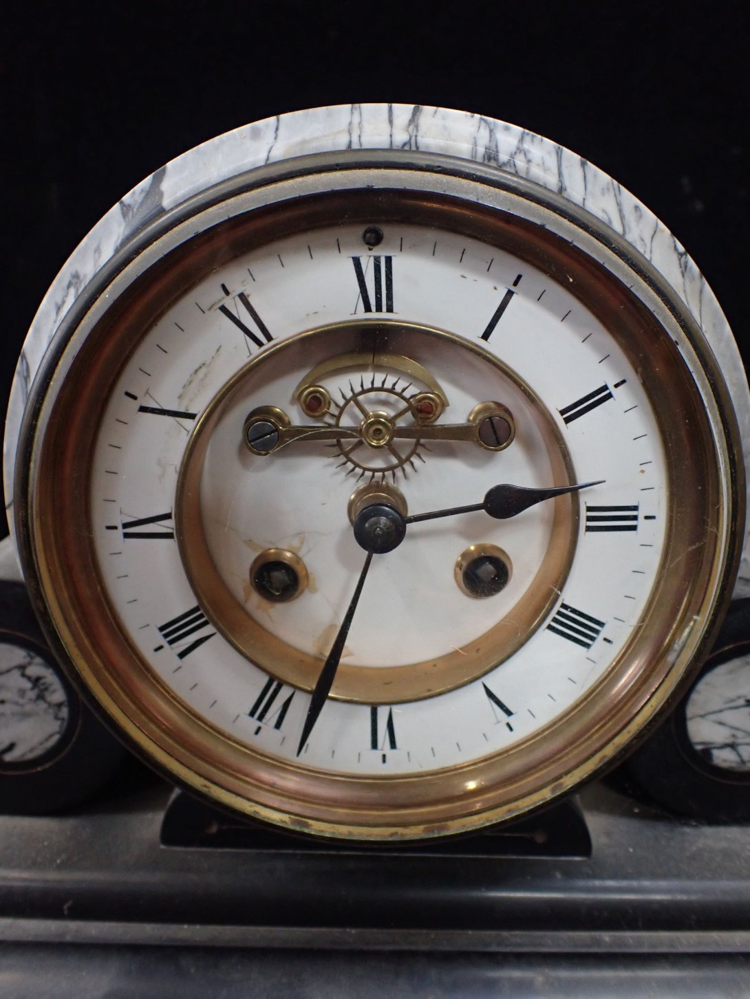 A 19TH CENTURY SLATE AND FIGURED MARBLE CASED CLOCK - Image 2 of 3