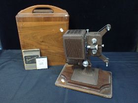 A VINTAGE KODASCOPE 8 DE LUXE PROJECTOR