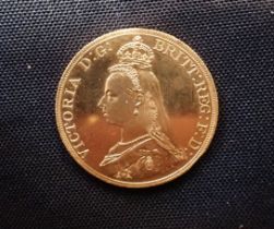 AN 1887 QUEEN VICTORIA £5 GOLD COIN