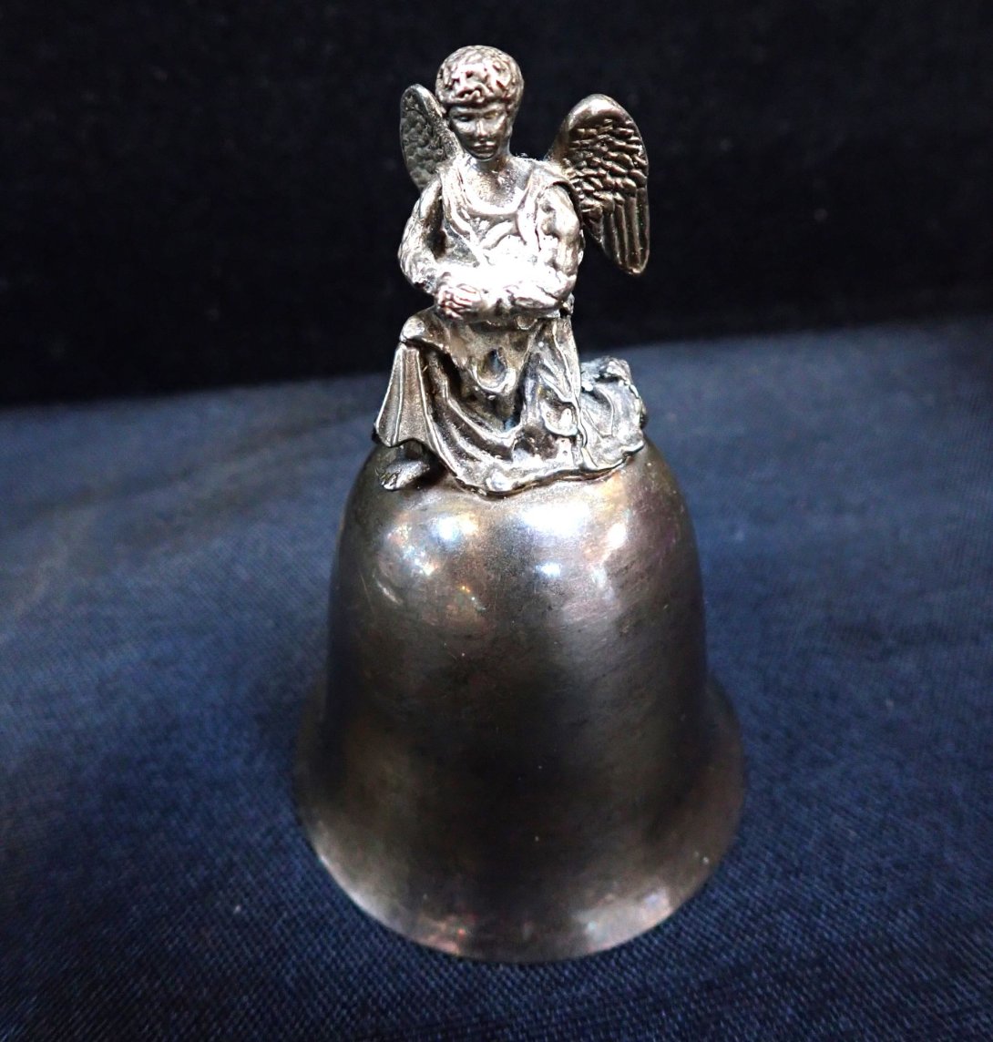 SILVER PLATED BELL "SHEFFIELD 1975" WITH AN ANGEL SEATED ON TOP - Image 2 of 3