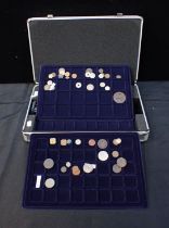 A QUANTITY OF VARIOUS WORLD COINS AND TOKENS