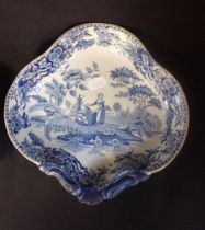 A PAIR OF BLUE AND WHITE PEARLWARE SCALLOP DISHES