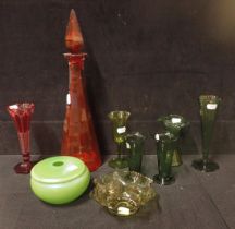 A COLLECTION OF GREEN AND RED GLASS