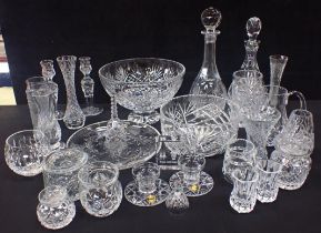 A COLLECTION OF DECORATIVE CRYSTAL GLASSWARE