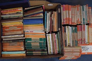 A QUANTITY OF VINTAGE PENGUIN GREEN/ORANGE PAPERBACKS