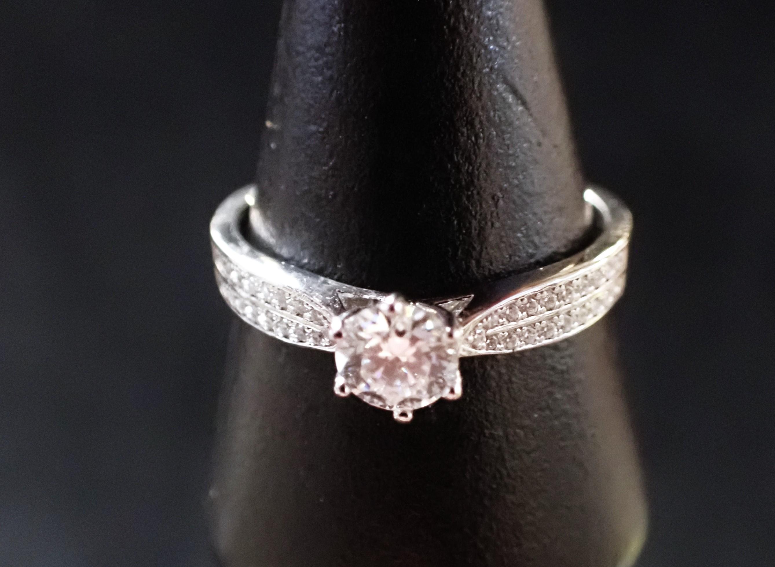A SOLITAIRE DIAMOND RING - Image 2 of 3