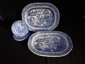 A PAIR OF VICTORIAN WILLOW PATTERN MEAT DISHES