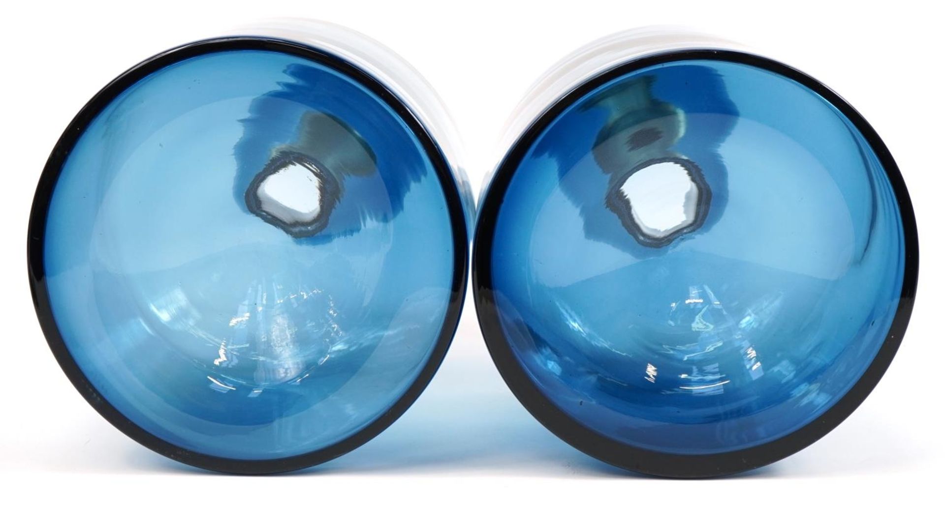 Pair of Danish style oversized blue glass display scent bottles with stoppers, each 37cm high - Bild 3 aus 3