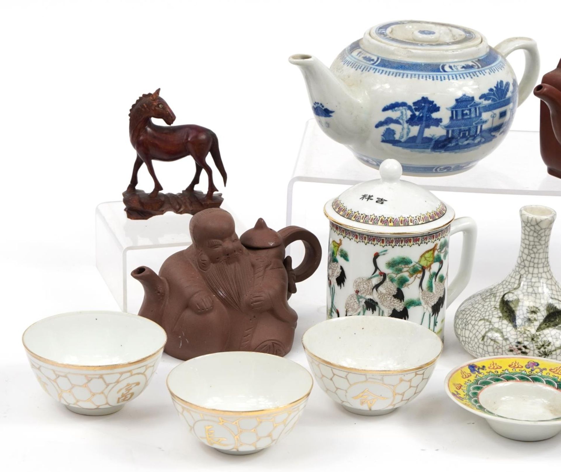 Chinese and Japanese ceramics and sundry items including Yixing terracotta teapots and a cloisonne - Bild 2 aus 3