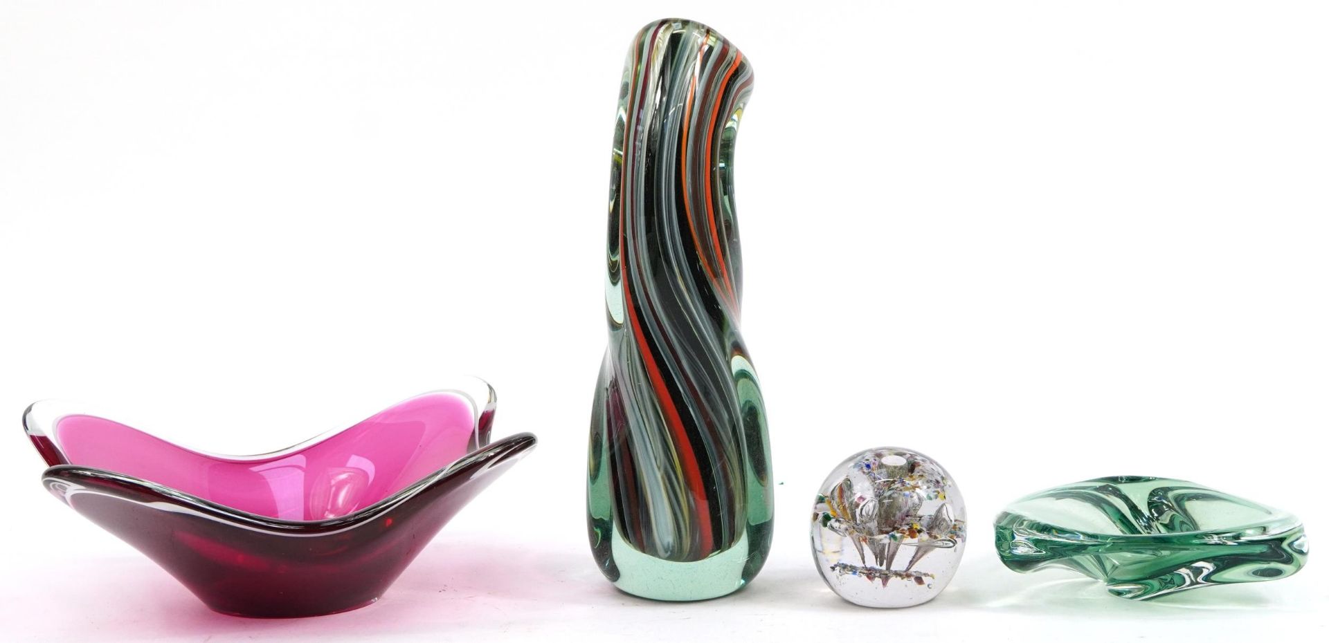 Art glassware comprising a twisted colourful glass vase, two bowls and a paperweight, the largest - Bild 2 aus 3