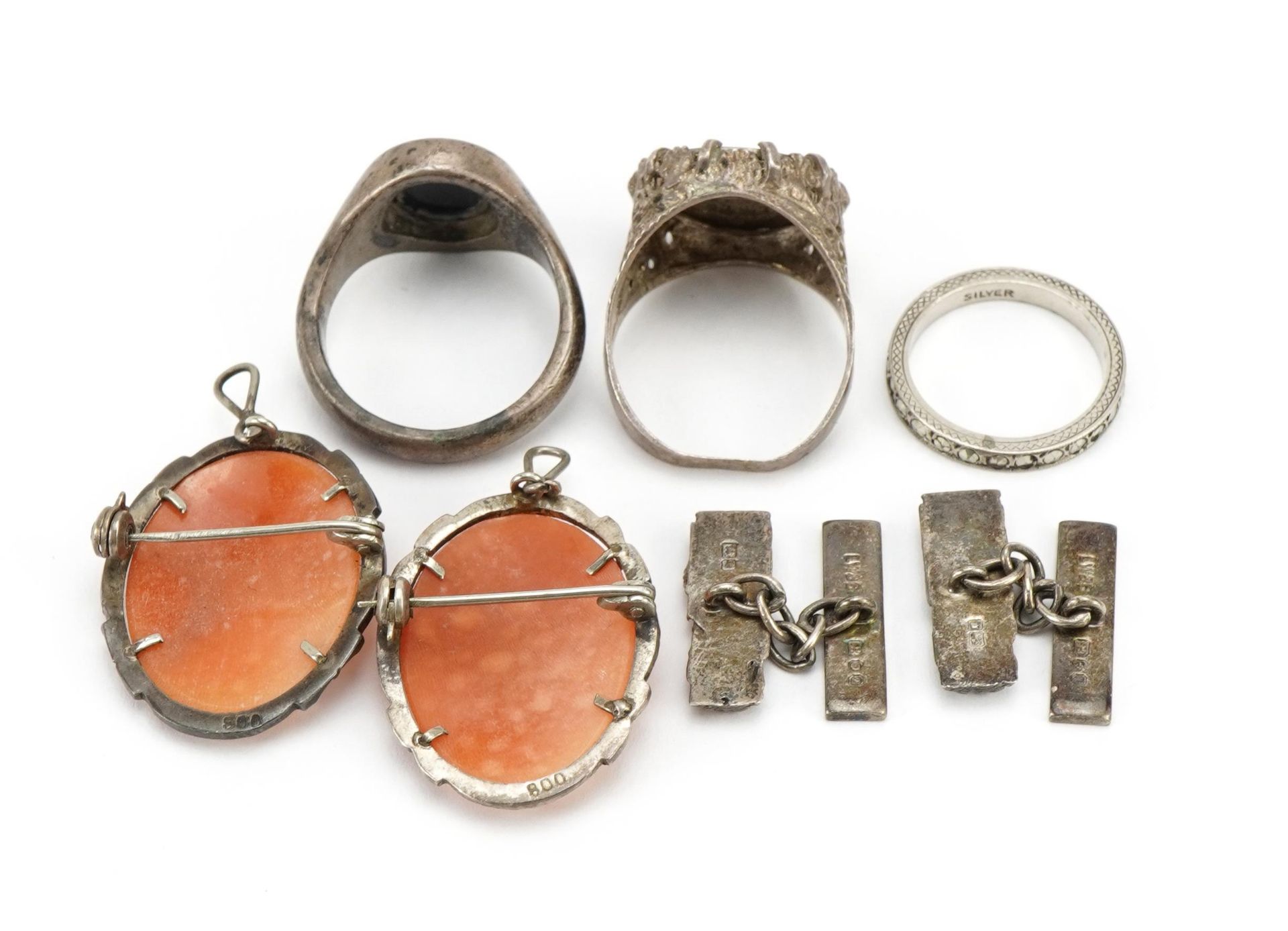 Antique and later silver jewellery including black onyx signet ring, bark design cufflinks, - Bild 4 aus 5