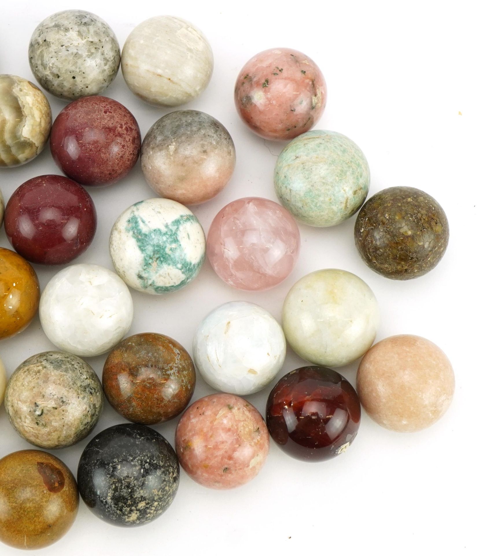Collection of polished rock and mineral specimen orbs including rock crystal and rose quartz, each - Bild 3 aus 3