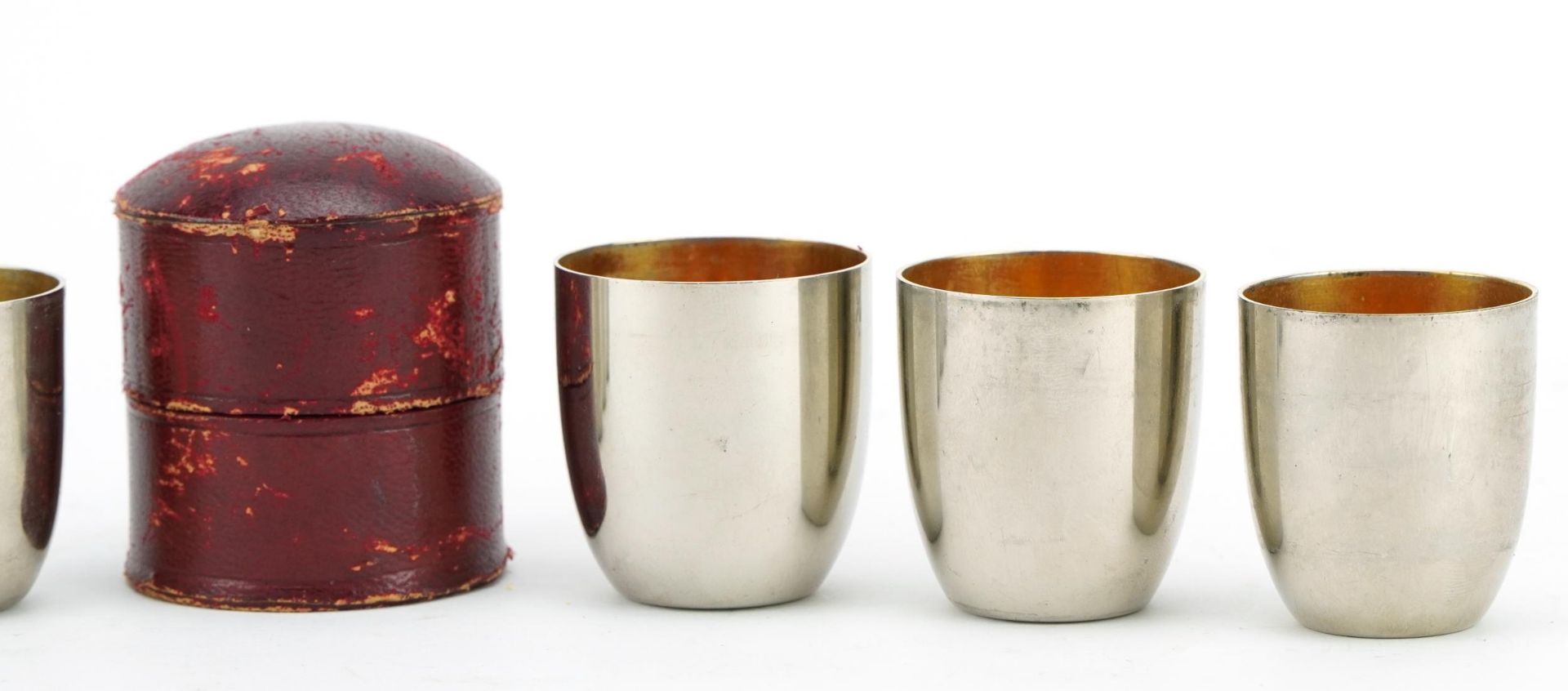 WMF, graduated set of six German silver plated shot glasses with gilt interiors housed in a red - Bild 3 aus 4