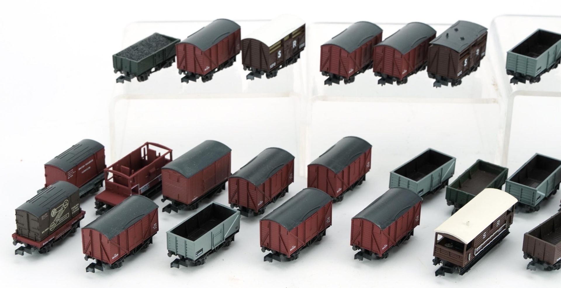 Thirty Peco and Graham Farish N gauge model railway wagons - Image 2 of 3
