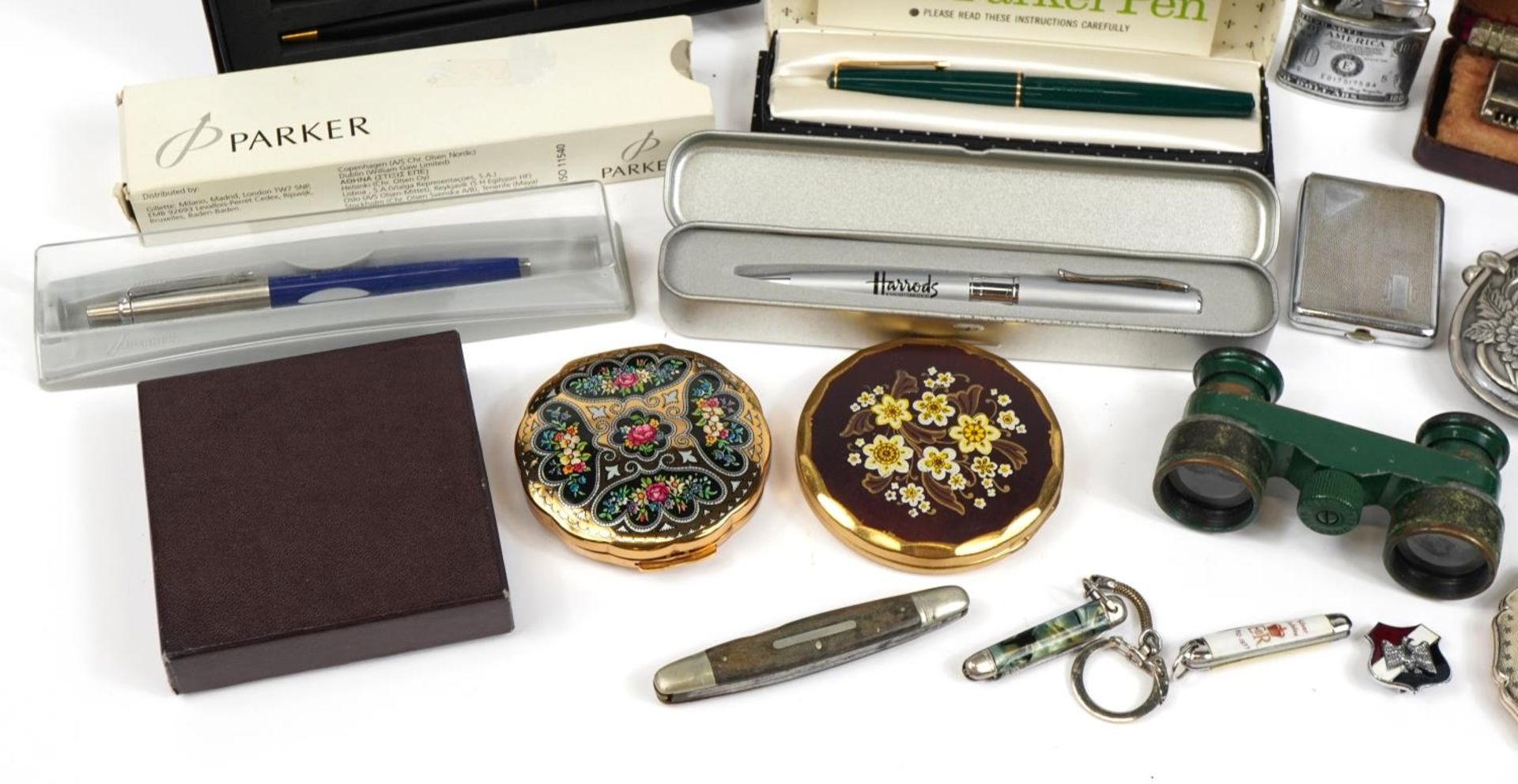 Objects including compacts, folding pocket knives, pens and a miniature silver easel photo frame - Bild 6 aus 8