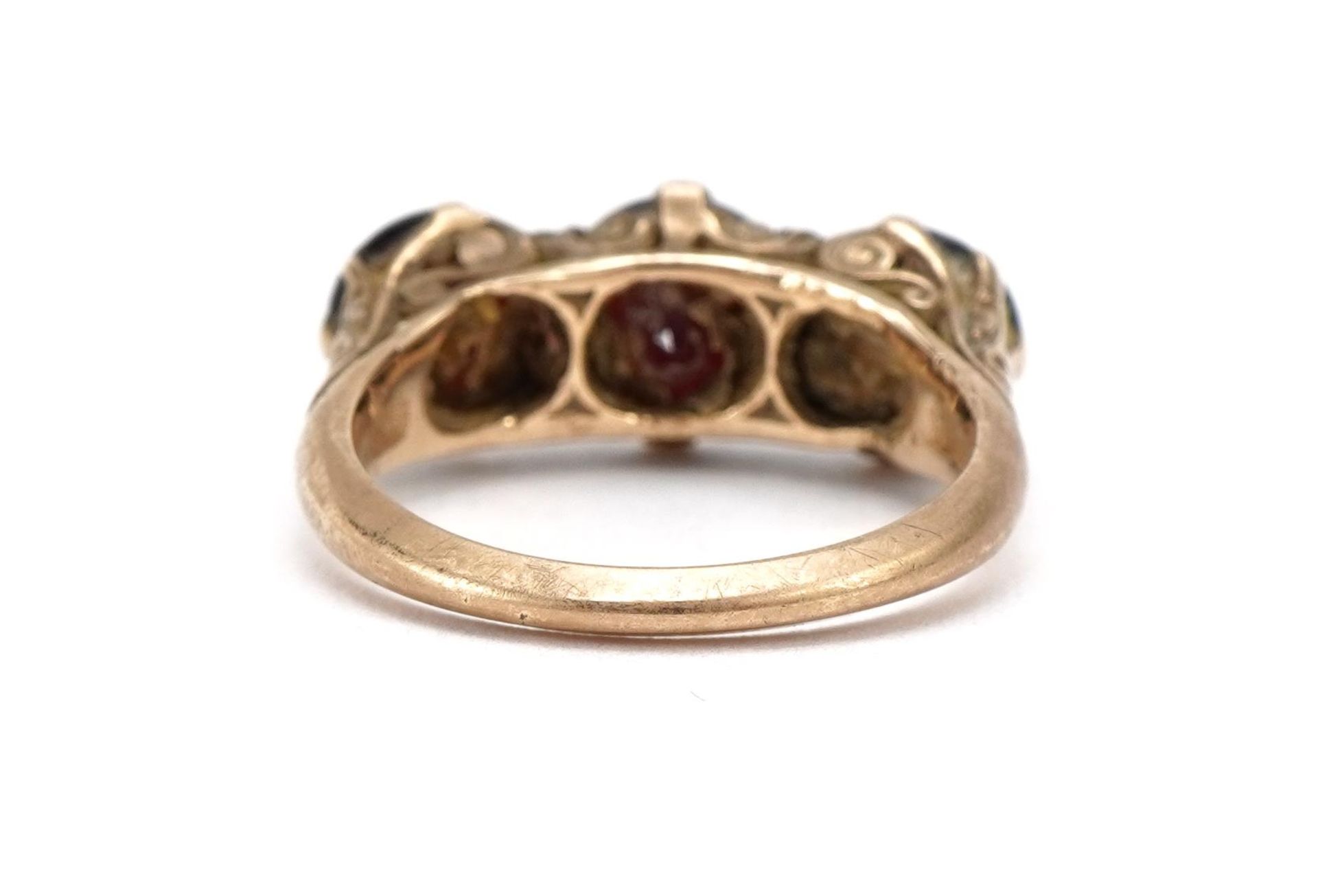 Victorian style 9ct rose gold garnet three stone ring with scrolled shoulders, size N, 4.2g - Image 2 of 3