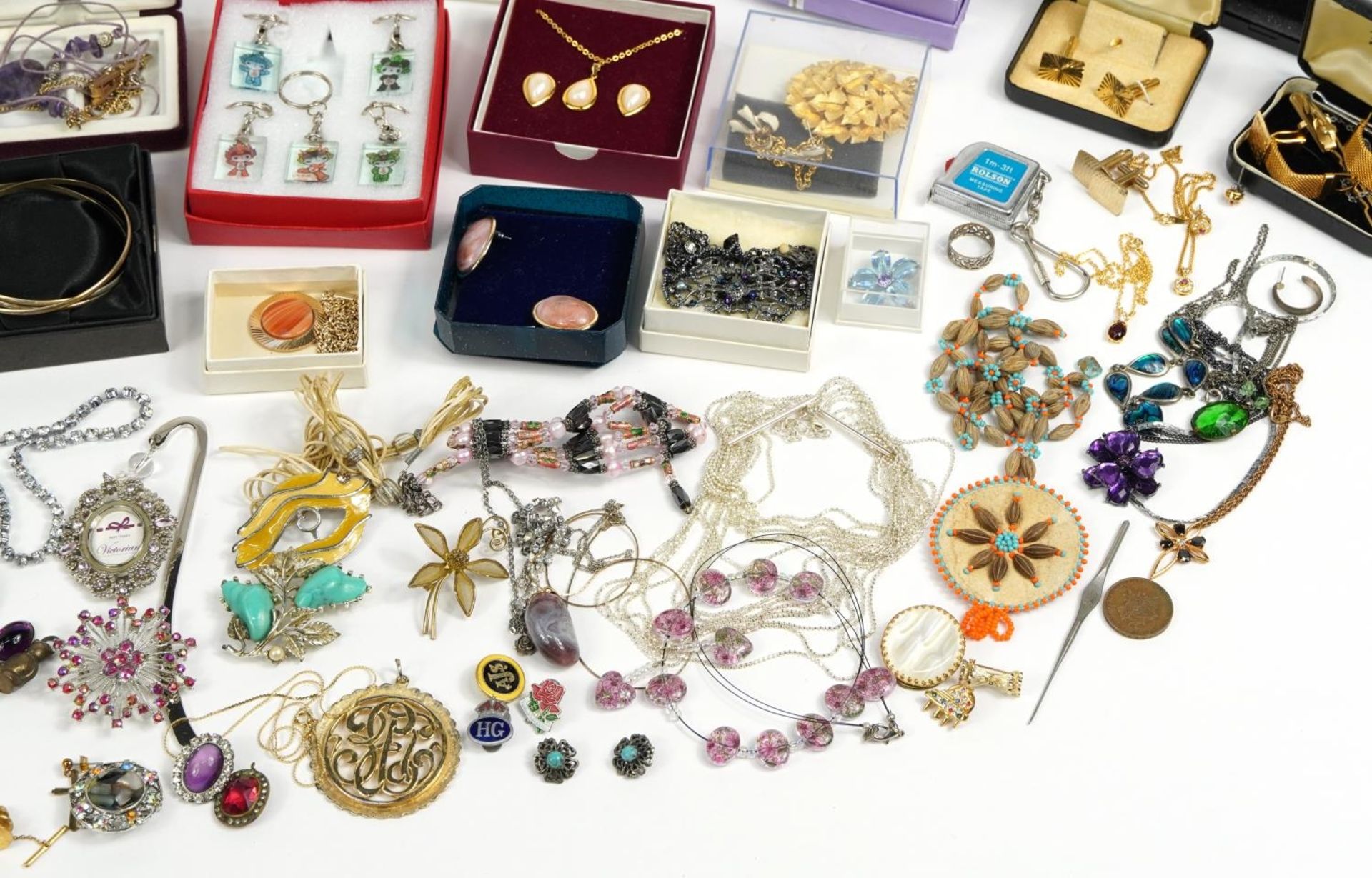 Large collection of vintage and later costume jewellery and wristwatches including brooches, - Image 7 of 7