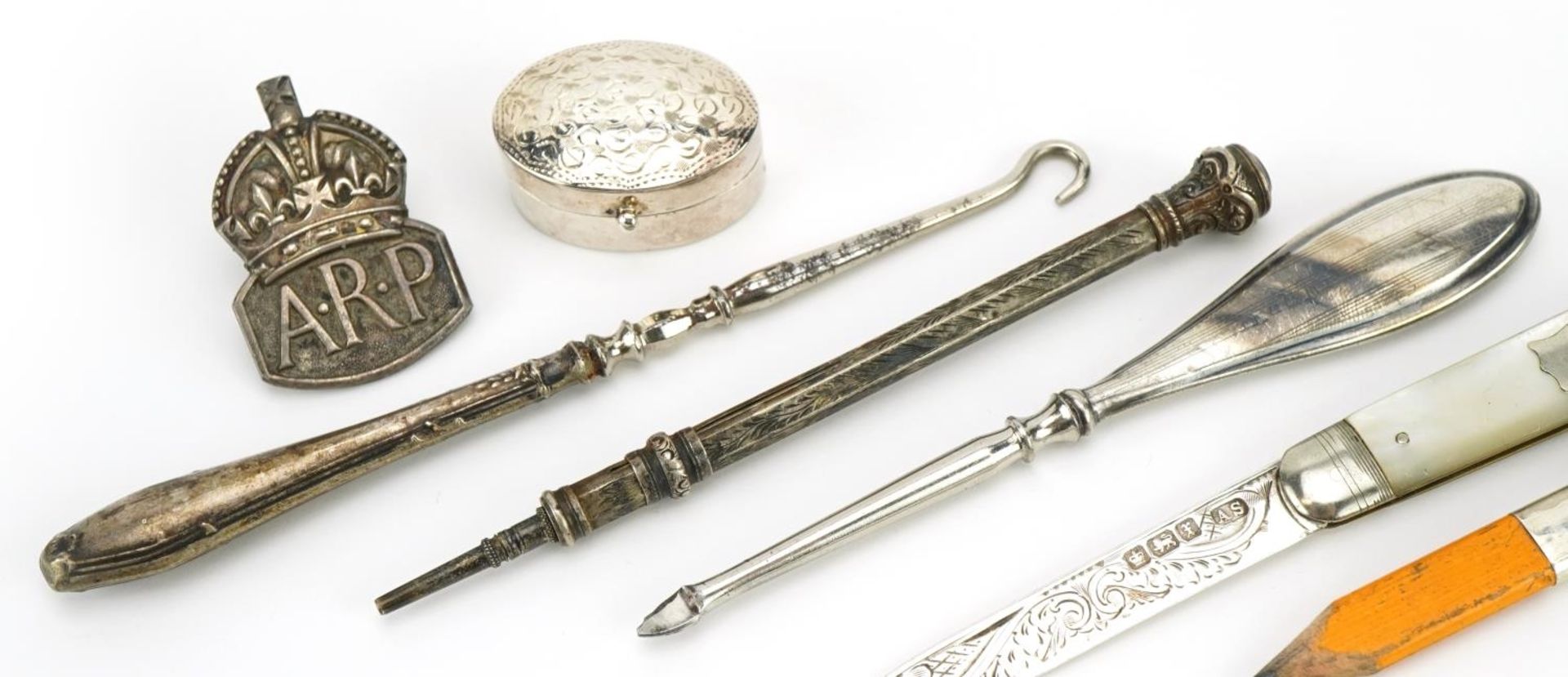 Silver objects including propelling pencils, ARP badge and a silver and mother of pearl folding - Bild 2 aus 4
