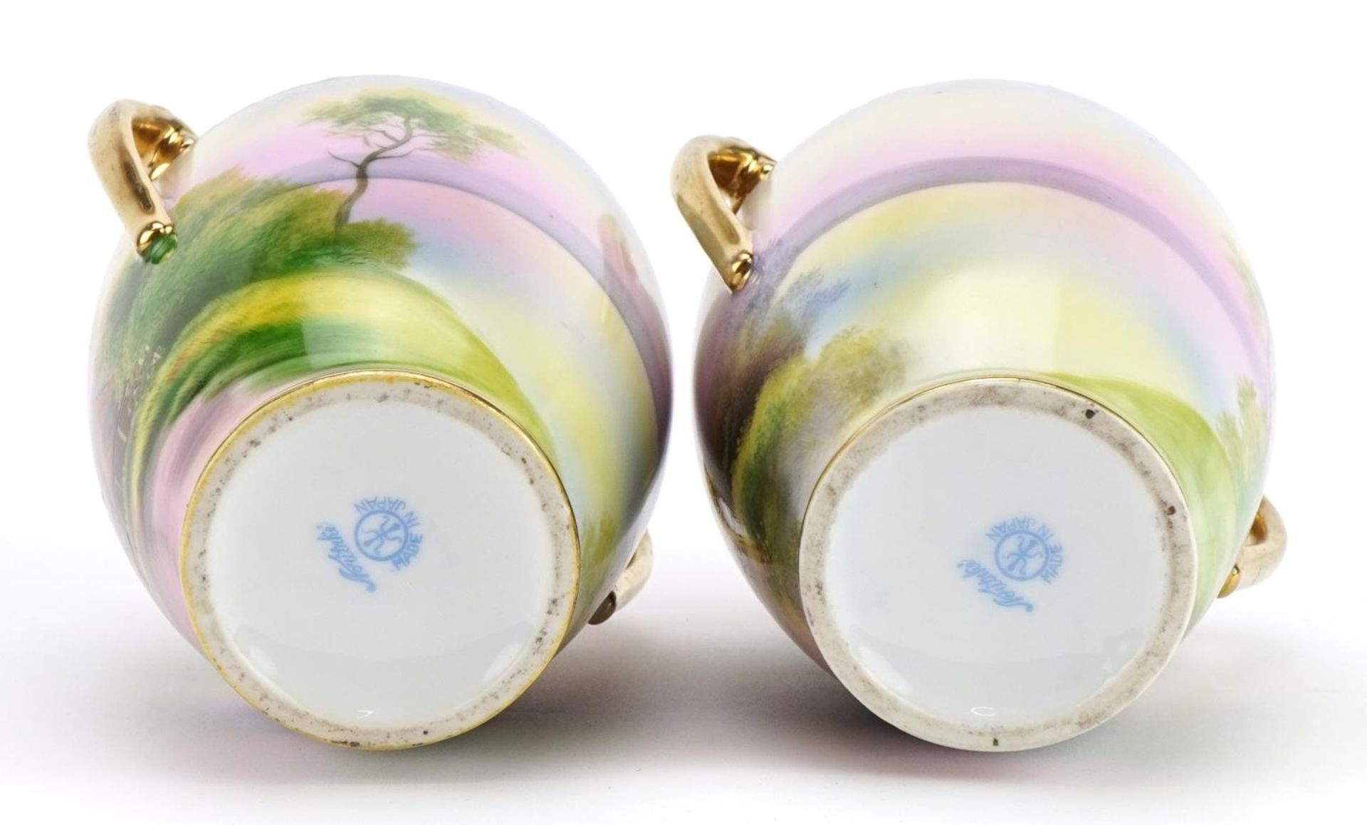 Pair of Noritake Japanese porcelain vases with twin handles, each hand painted with cottages - Bild 3 aus 4