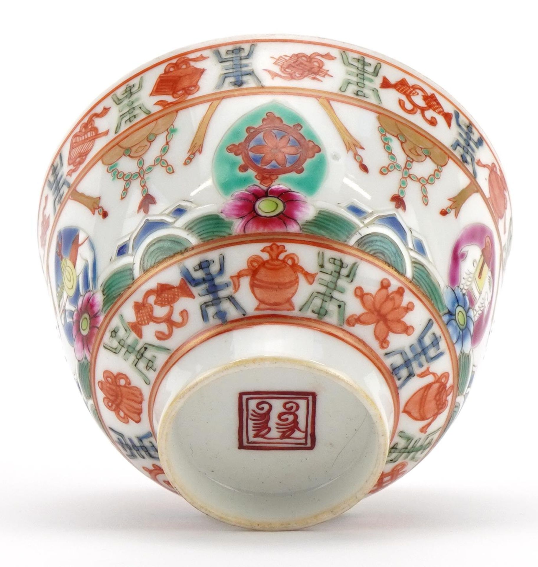Chinese porcelain tea bowl hand painted in the famille rose palette with figures and emblems, iron - Bild 4 aus 4