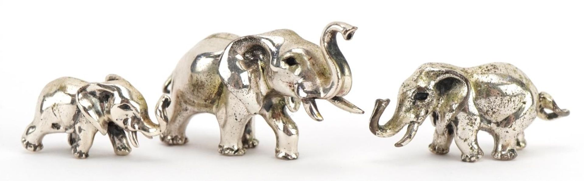 Graduated set of three miniature silver elephants, the largest 4cm in length, total 30.4g