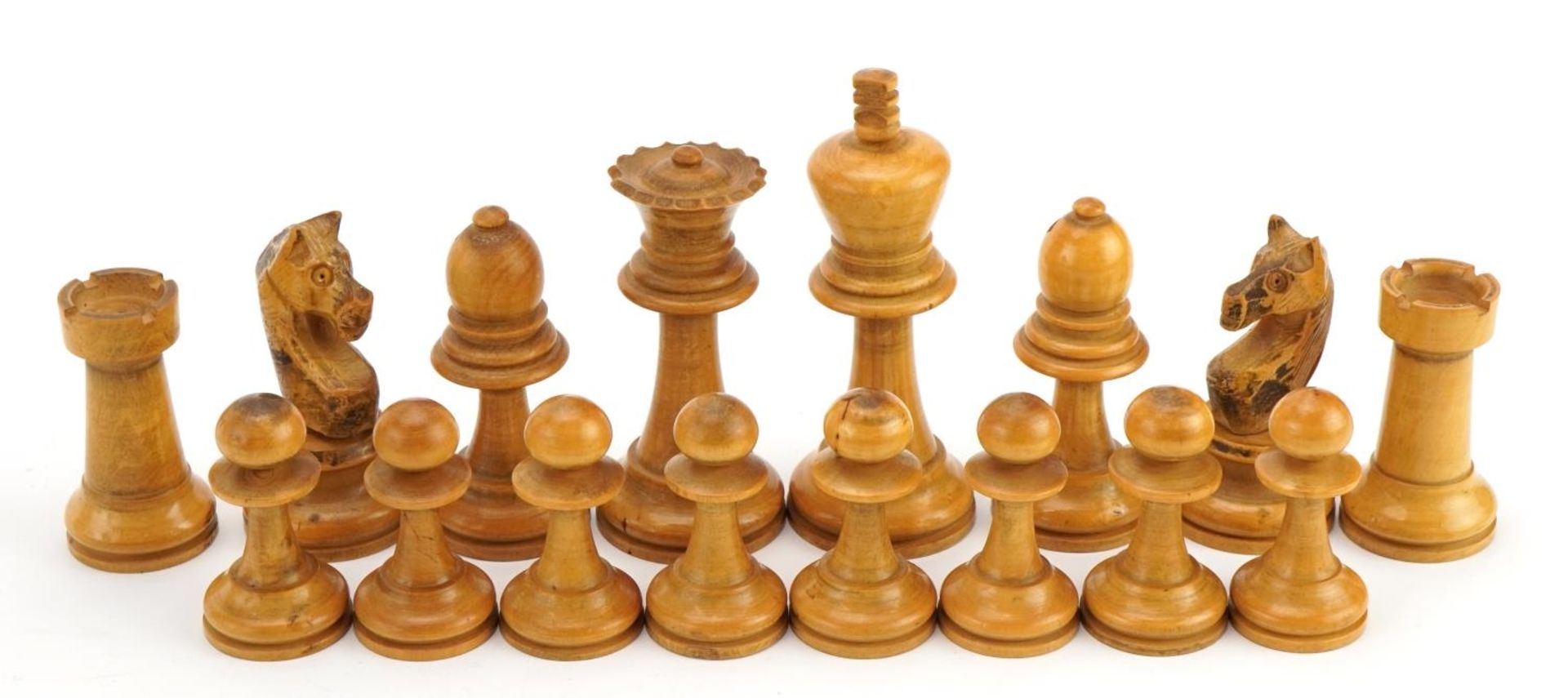 Boxwood and ebonised Staunton pattern chess set with wooden case, the largest pieces each 8.5cm high - Image 4 of 7