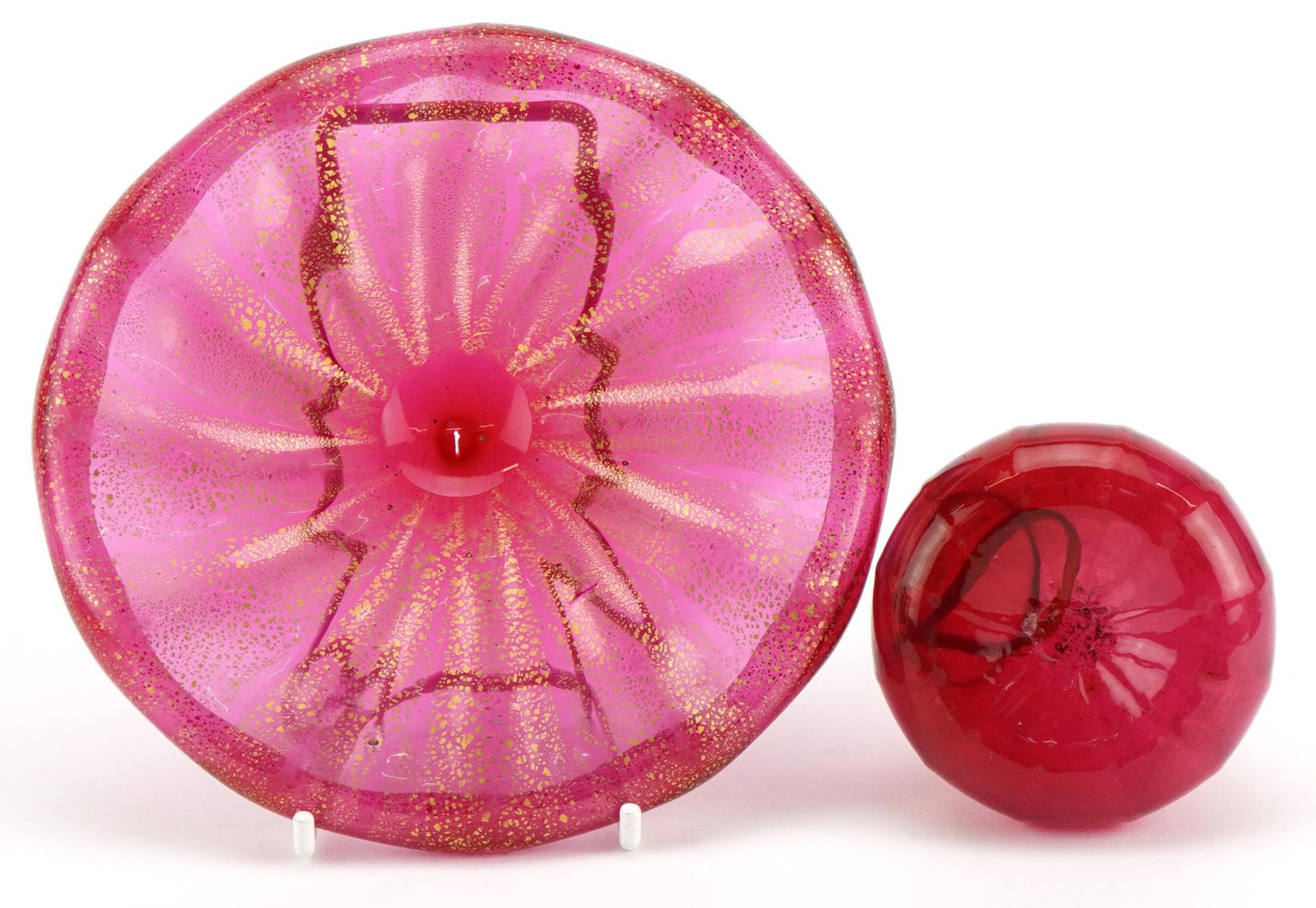 Murano gold flecked cranberry glass dish and a vase, the largest 15.5cm in diameter - Image 4 of 4