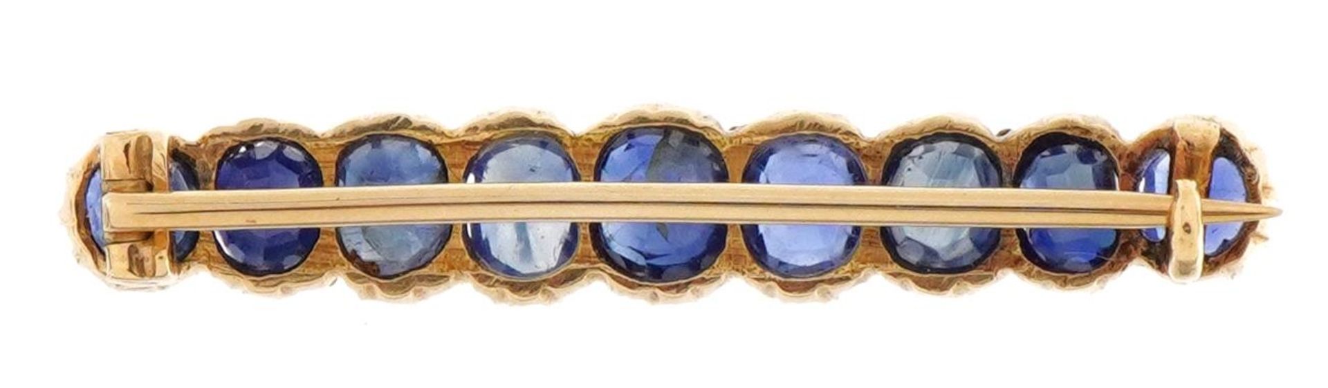 Unmarked gold sapphire brooch set with nine graduated stones housed in a velvet box, the largest - Bild 2 aus 4