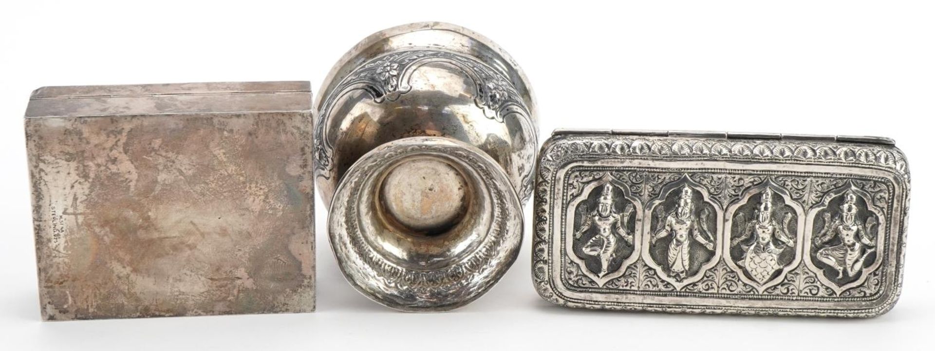 Indian silver and white metal objects comprising a 925 sterling cigarette box, pedestal bowl and - Bild 3 aus 4