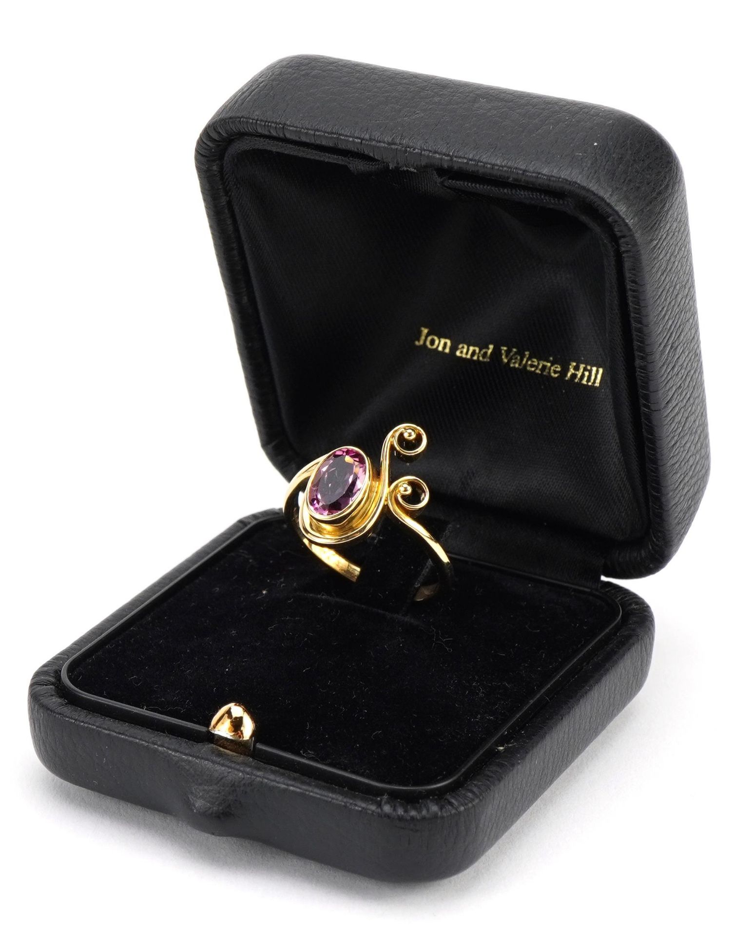 Jon & Valerie Hill, 18ct gold pink stone ring housed in a Jon & Valerie Hill box, Birmingham 2001, - Bild 3 aus 4