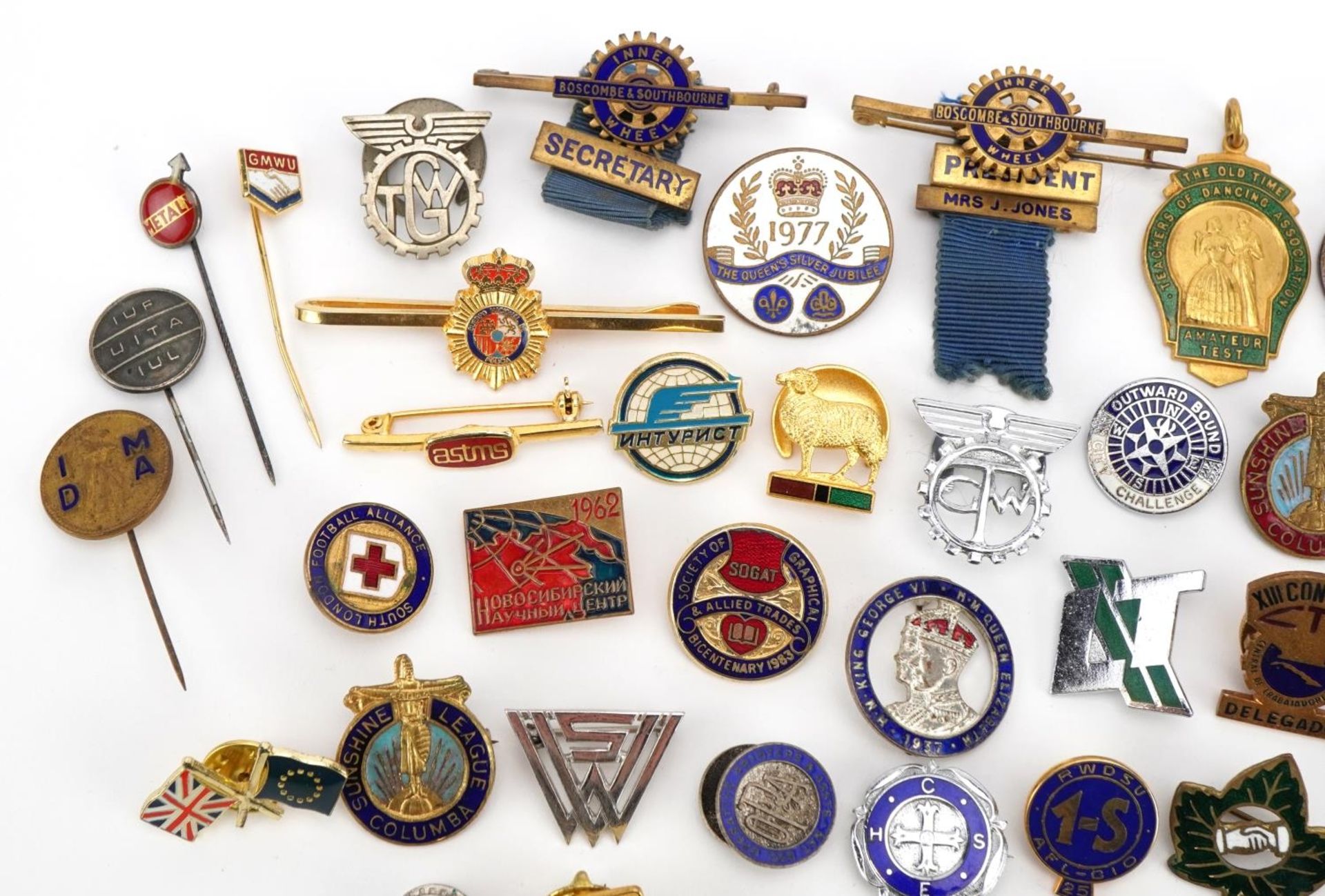 Collection of vintage and later enamel badges and stickpins including Inner Wheel Association and - Bild 2 aus 5